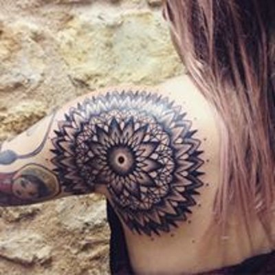  Tatouage mandala sur le coté de l'épaule